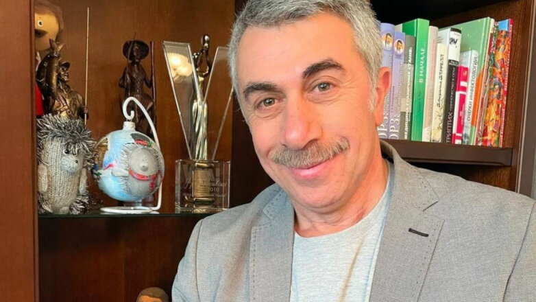 Куда бьет молния: опасность использования смартфона в грозу оценил Комаровский