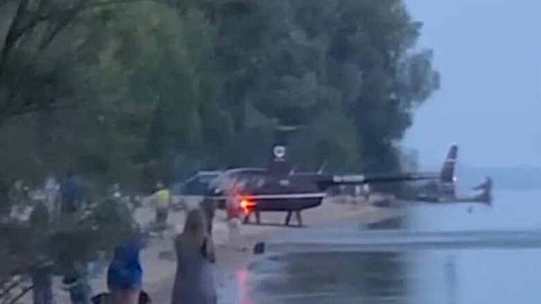 В Татарстане вертолет сел на пляж с отдыхающими