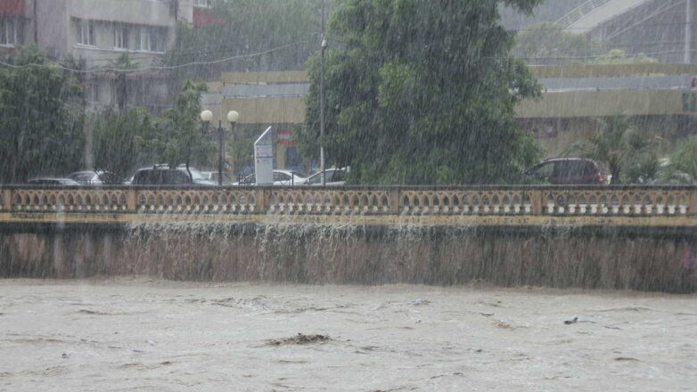 Ливни, жара и смерч над Черным морем: какой будет погода в регионах России 8 августа