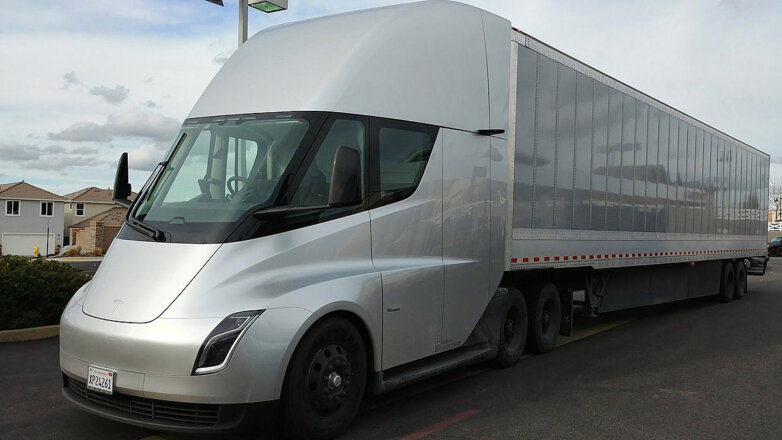 Выпуск электрогрузовиков Tesla Semi отложили на 2022 год