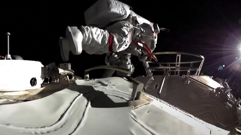 Китайские космонавты впервые за 13 лет вышли в открытый космос