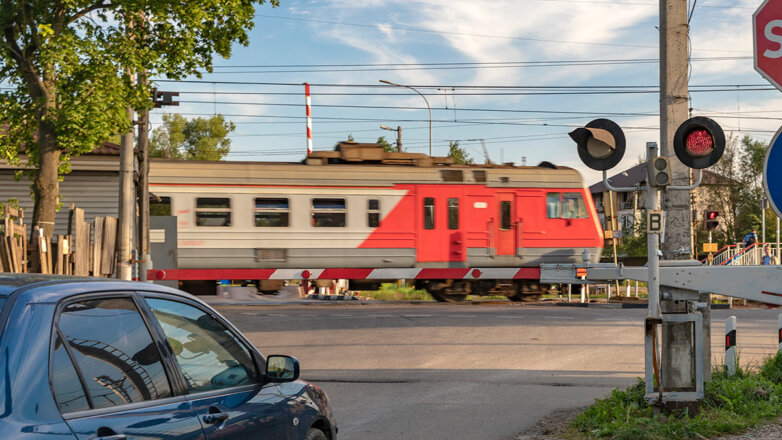 Под Калугой приостановили движение поездов после столкновения состава с цементовозом