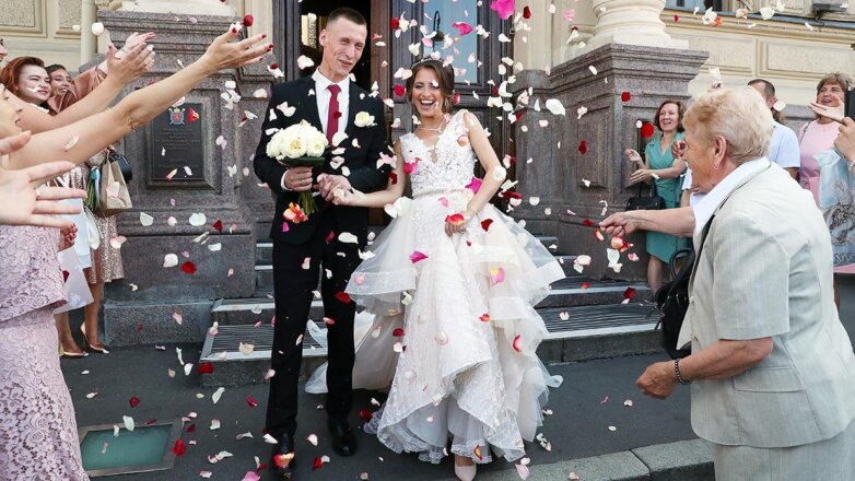 За полгода в России поженились рекордные 368 тысяч пар, а развелись – 307,6 тысячи