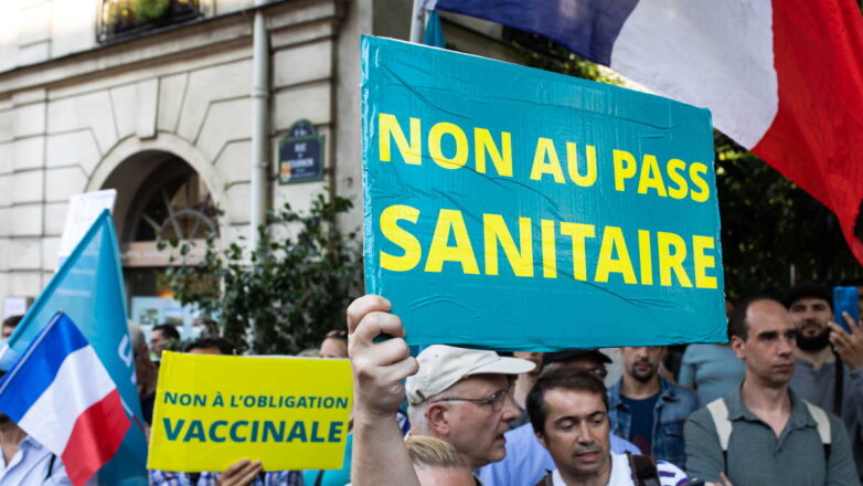 Более 230 тысяч человек вышли на акции против санитарных пропусков во Франции