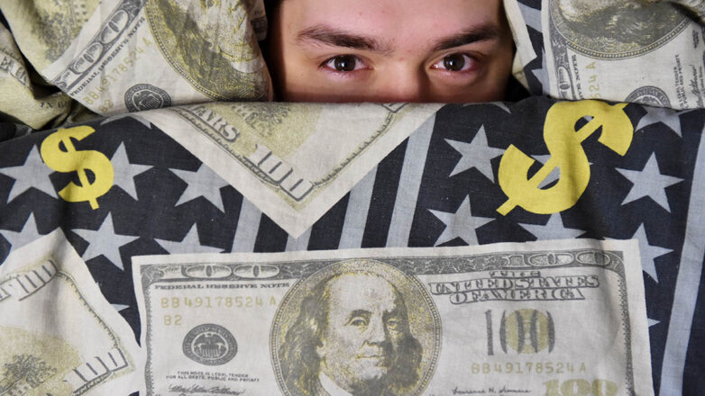 Доллар привязался к карте: почему россияне изымают валютные сбережения с вкладов