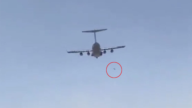 СМИ: момент падения людей с якобы вылетающего из Кабула самолета попал на видео
