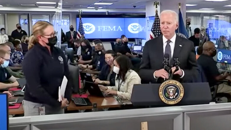 Растерявшийся Байден попал на видео после сорванной пресс-конференции