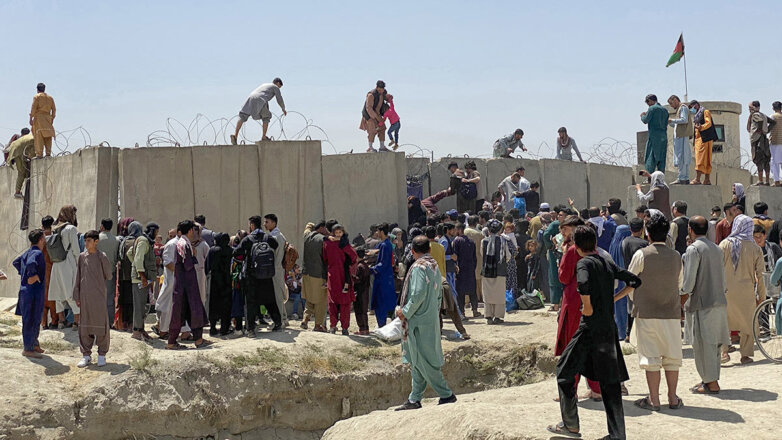 Сотни афганцев пытаются прорваться в аэропорт Кабула