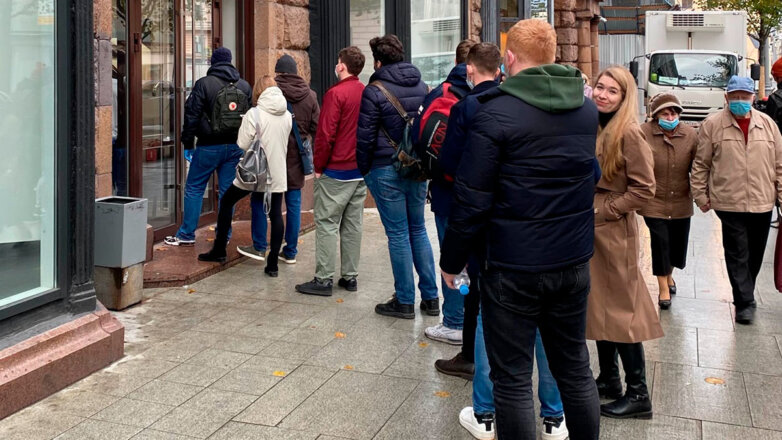 В Москве выстроилась очередь за новым iPhone 13