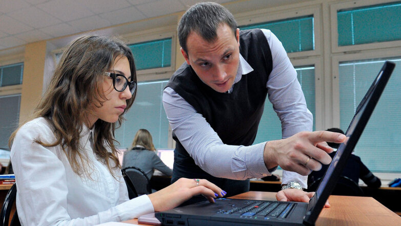 Депутат ГД попросила Шойгу дать отсрочку учителям начальной и средней школы