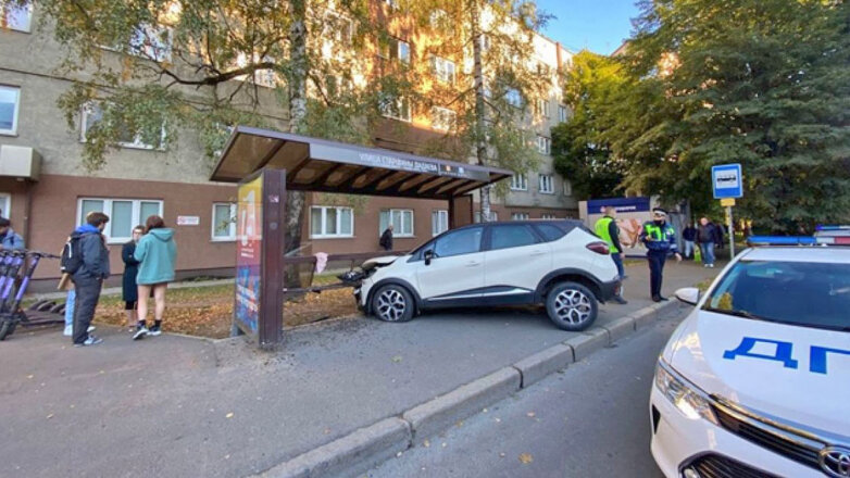 Под Калининградом машина протаранила остановку с людьми