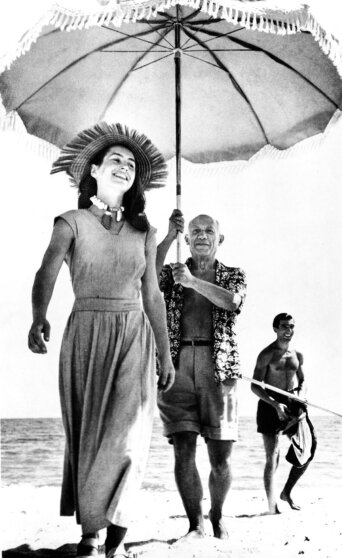 "Художник Пабло Пикассо и Франсуаза Жило"