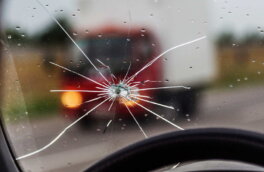 Как предотвратить расползание скола на лобовом стекле автомобиля