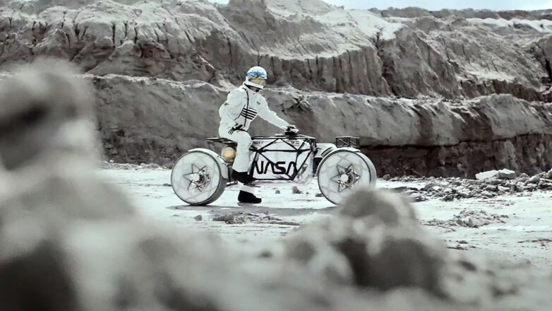 Мотоцикл для полета на Луну построили в Германии по рисунку российского художника: видео