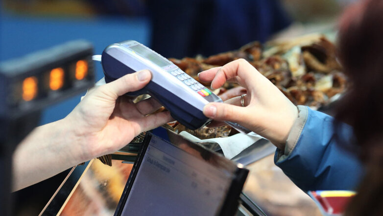 Карточные козыри: почему россияне больше не ходят в магазины с наличными