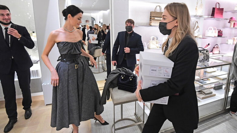 Люкс во время чумы: зажиточные россияне снимают стресс шопингом