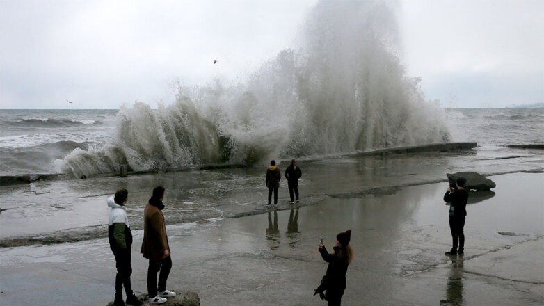 В Сочи объявили штормовое предупреждение с угрозой смерчей и селей