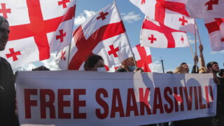 У здания парламента в Тбилиси проходит акция с требованием освободить Саакашвили