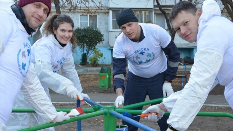 Работники ЧЦЗ покрасили детскую площадку