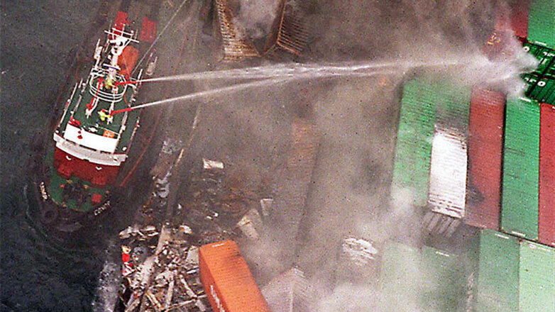 У берегов Канады загорелось судно, перевозившее опасные химикаты