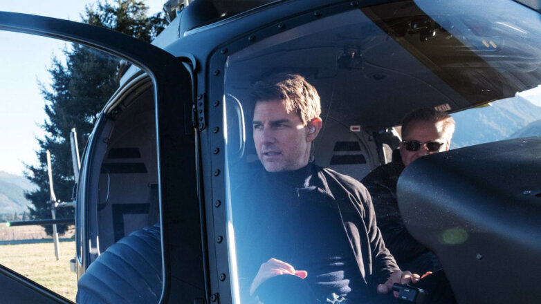 Увлеченный летчик Том Круз осваивает биплан времен Второй мировой войны