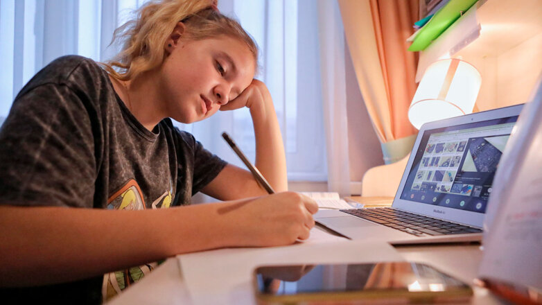 В Санкт-Петербурге школьников старших классов переведут на дистанционное обучение