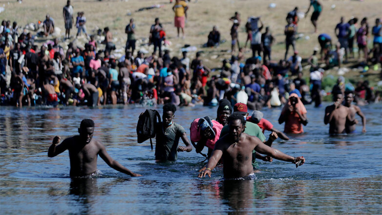 Захарова посоветовала США заняться наплывом мигрантов на границе с Мексикой