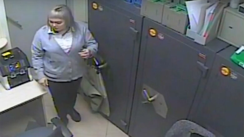 Подозреваемая в хищении 15 миллионов рублей и валюты кассир из Ачинска сдалась полиции