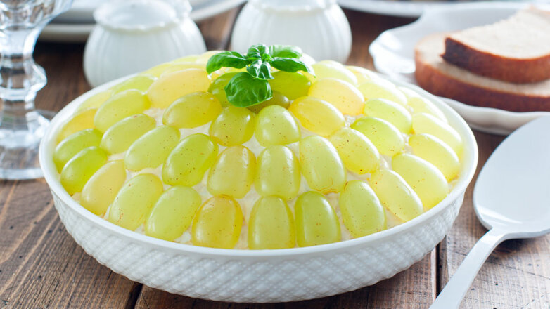 Новогодняя кухня: праздничный салат "Тиффани" с виноградом и курицей