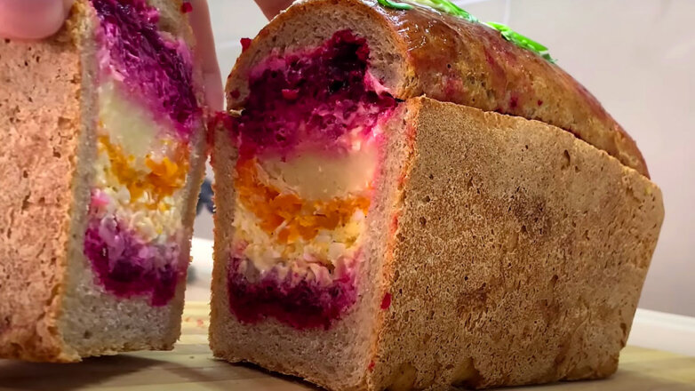 Новогодняя кухня: легкий, но необычный рецепт селедки под шубой в хлебе