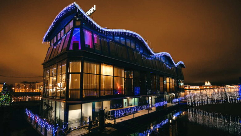 Стала известна причина крена плавучего ресторана "Акварель" в Санкт-Петербурге