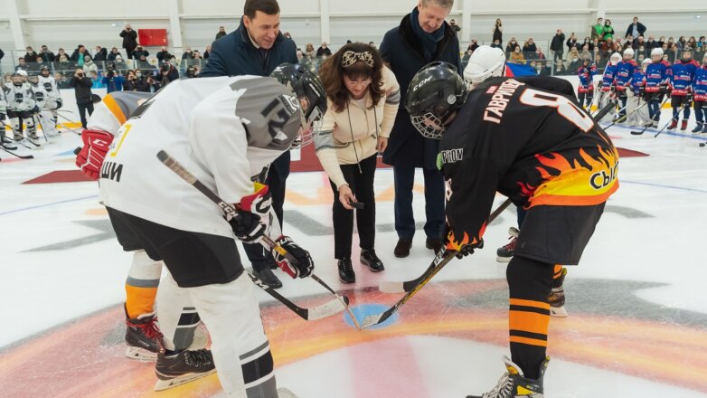 УГМК подарила детям ледовую арену