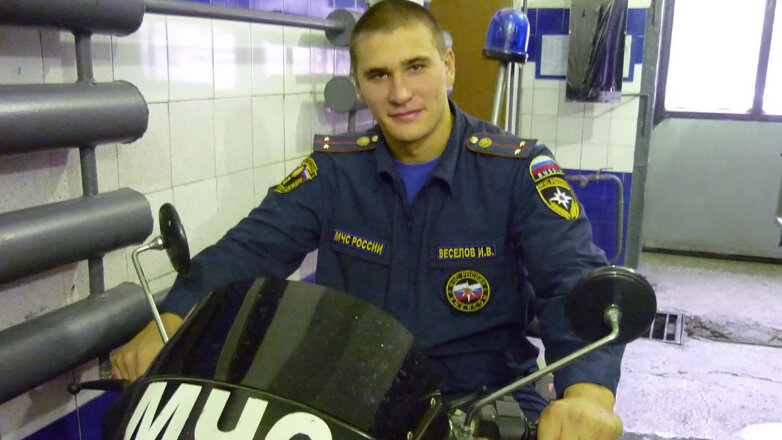 Экстремал из МЧС отбуксировал 8-тонный грузовик и установил новый рекорд России