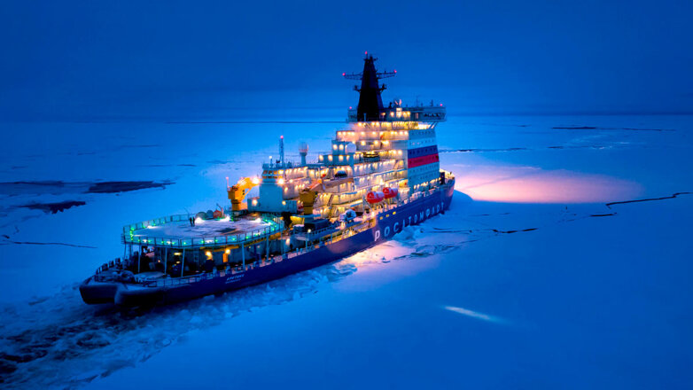 Атомный ледокол "Арктика" провел в порт Певек караван судов