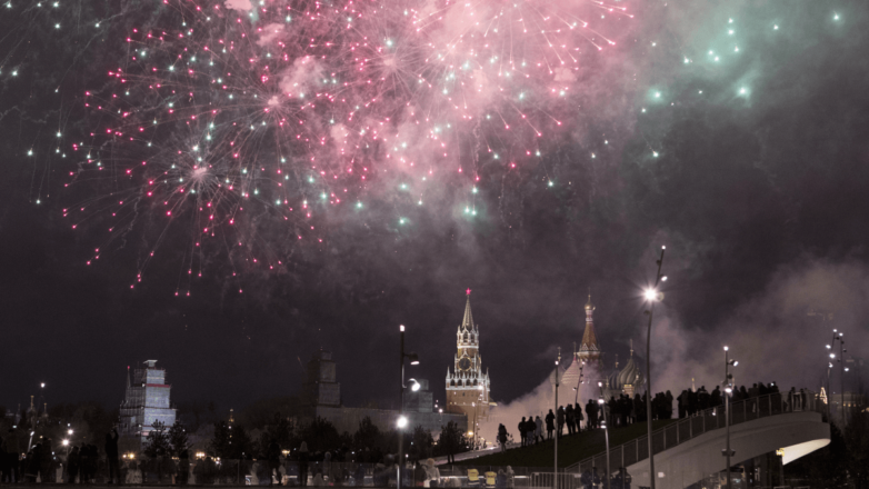Как Россия встретила Новый год: о любви к шампанскому, проверках водителей и пожарах