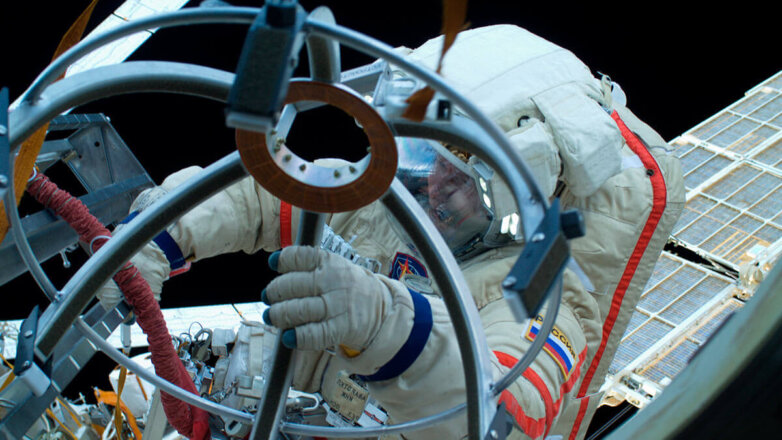Российские космонавты готовятся к выходу в открытый космос