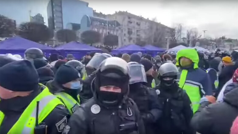Полицейские применили газ против сторонников Порошенко у здания суда в Киеве