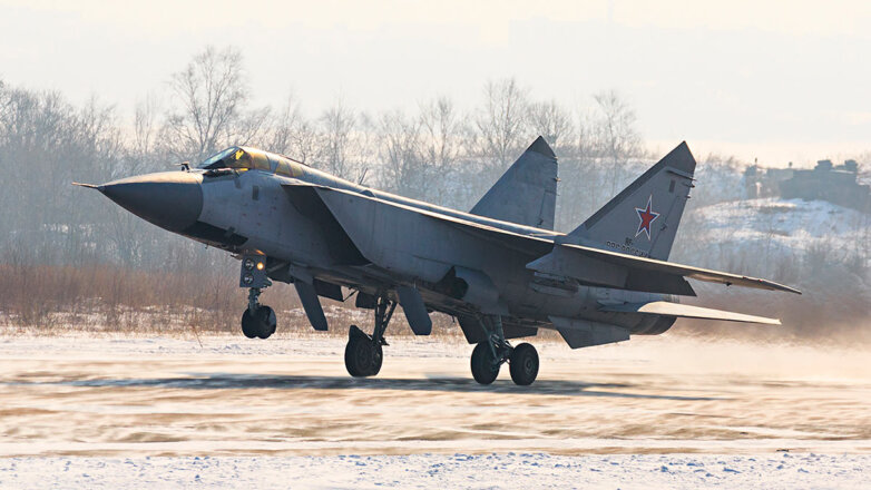 Истребитель МиГ-31 выкатился за пределы взлетно-посадочной полосы в Новгородской области