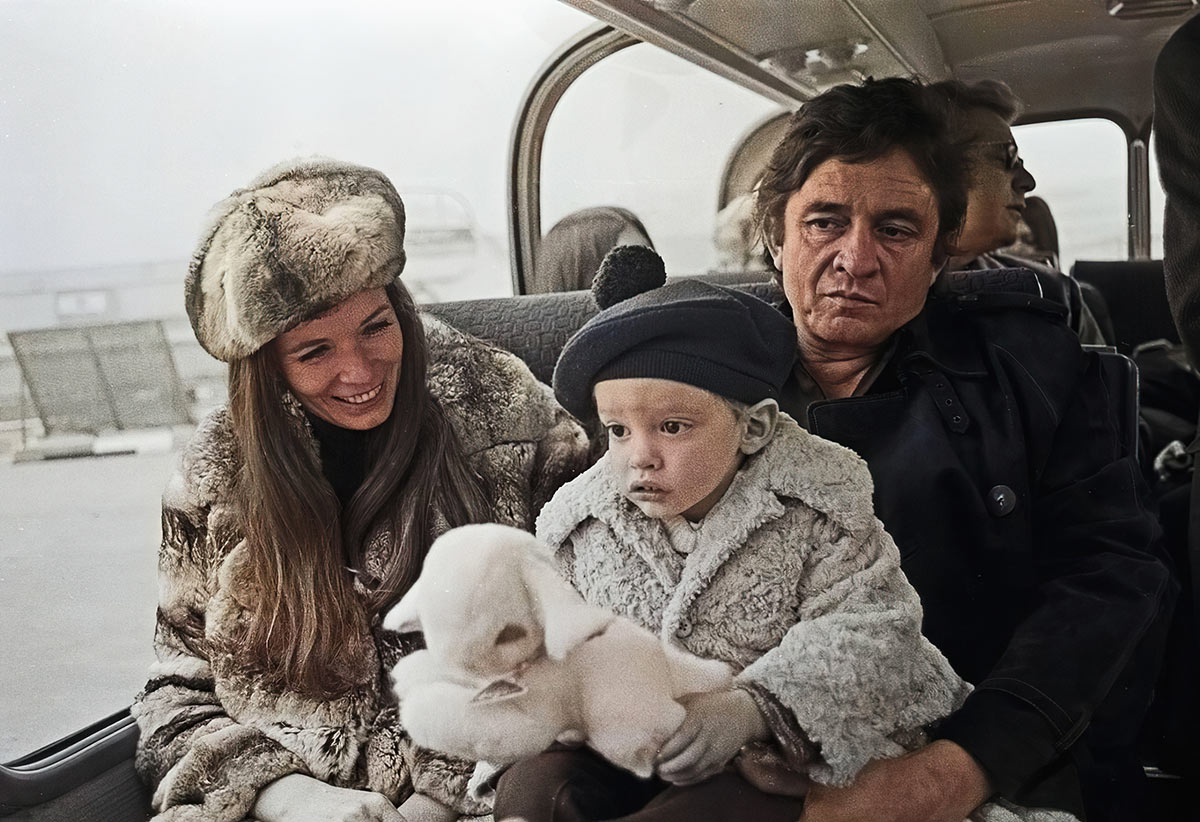 Певец Джонни Кэш с супругой Джун и сыном