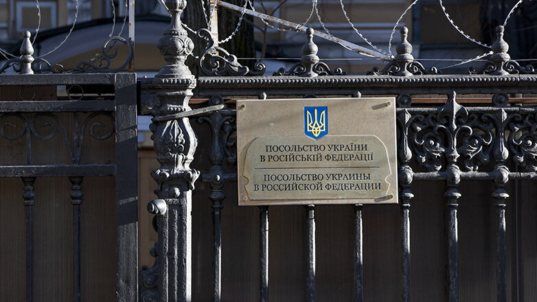 В Москве над бывшим посольством Украины подняли флаг России и знамя Победы