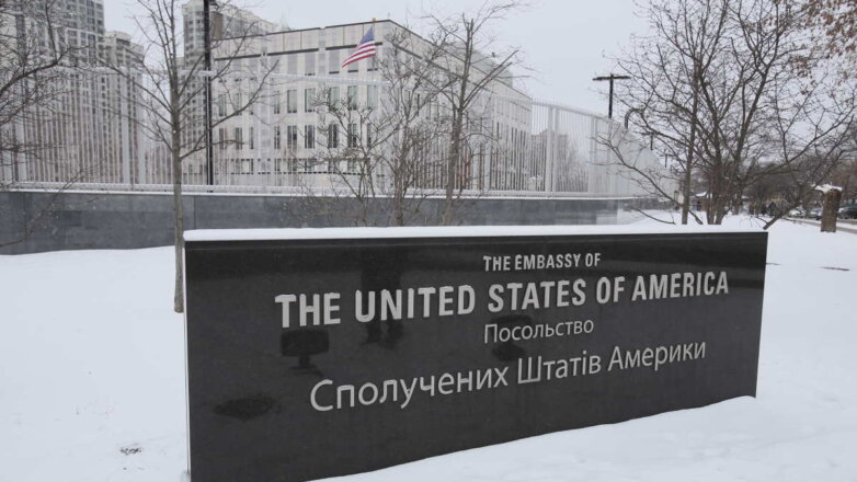 Власти США вывезут большинство сотрудников посольства на Украине