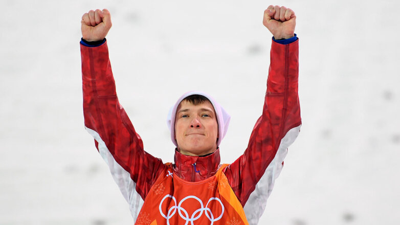 Фристайлист Илья Буров завоевал бронзу в лыжной акробатике на Олимпиаде в Пекине