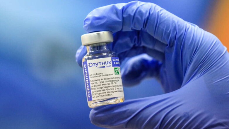 Минздрав РФ зарегистрировал обновленную вакцину "Спутник Лайт"