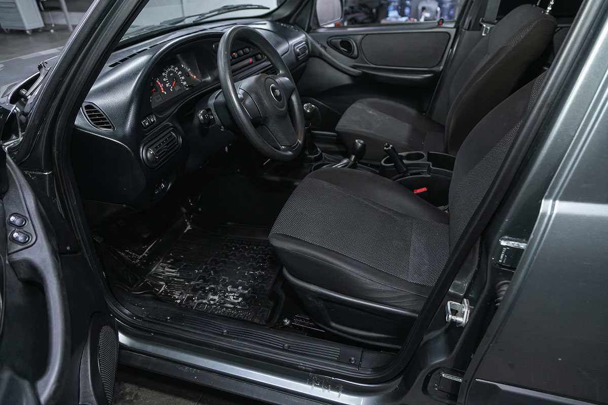 Лада Нива, приборная панель, рулевое колесо, сиденья