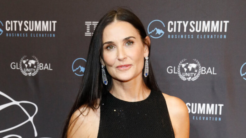 Деми Мур поблагодарила Брюса Уиллиса за "смешанную" семью