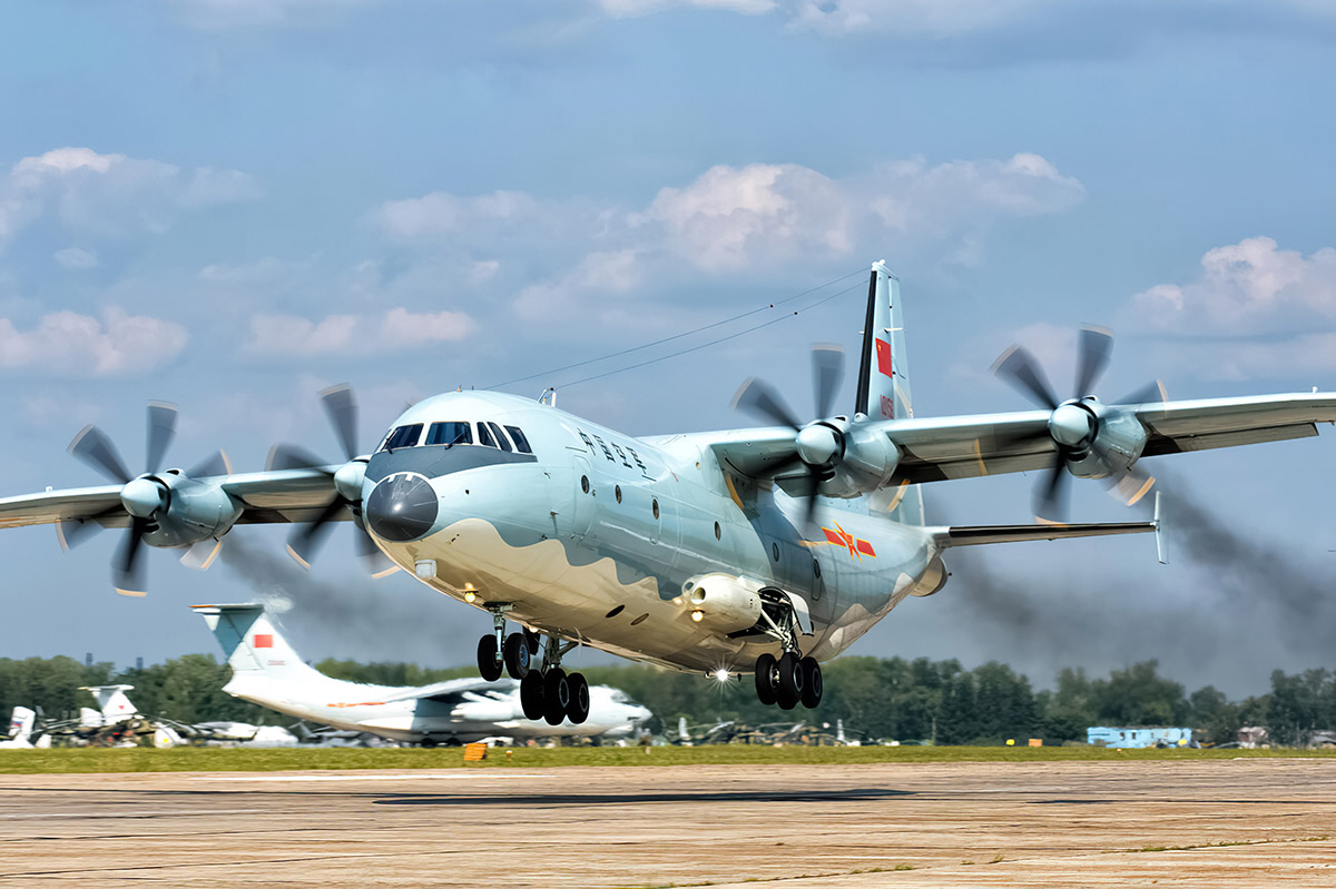 Транспортный самолет средней дальности Y-9 ВВС Народно-освободительной армии Китая.