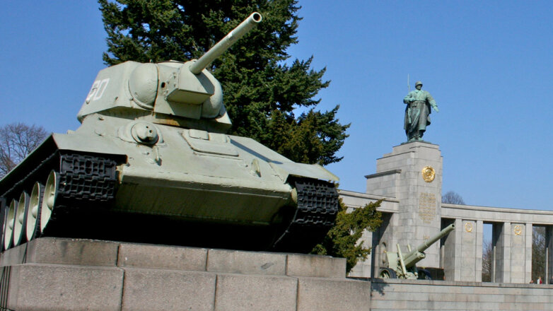 Посольство России направило ноту в МИД ФРГ из-за инцидента с воинским мемориалом в Берлине