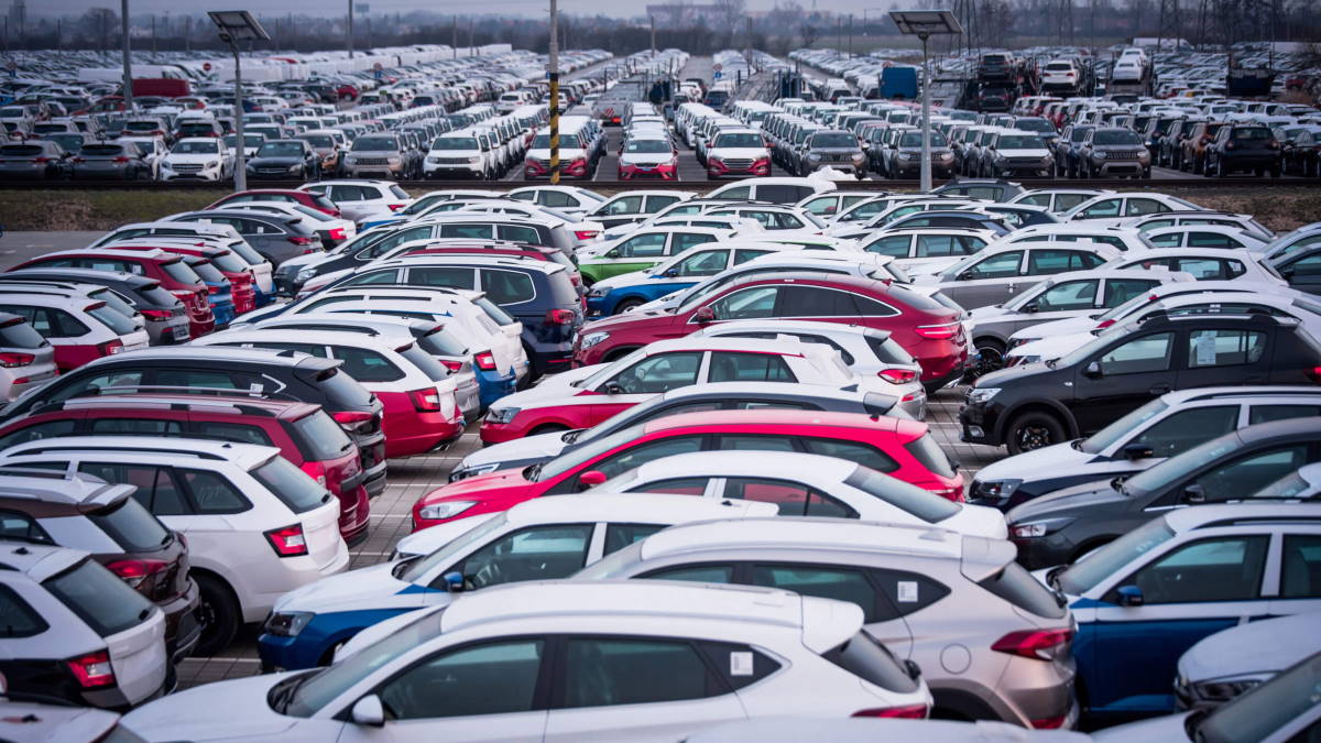 автомобили на стоянке