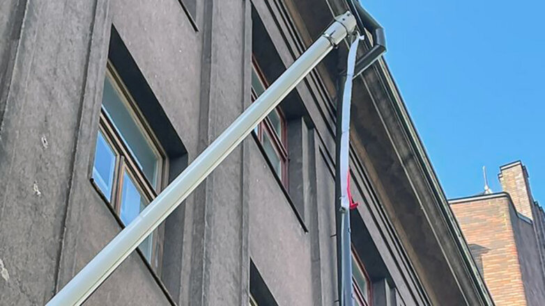 Флаг России сорвали со здания посольства в эстонском Тарту