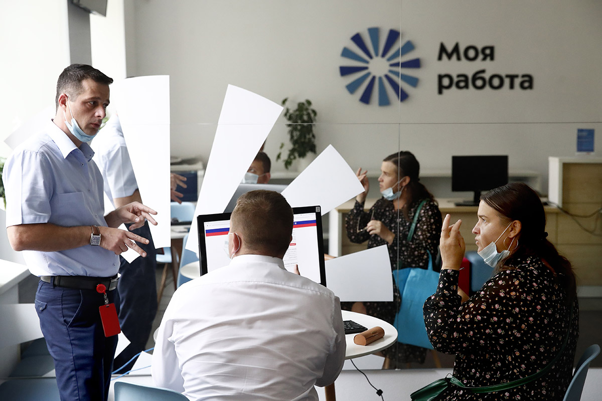 Консультация посетительницы в центре занятости населения